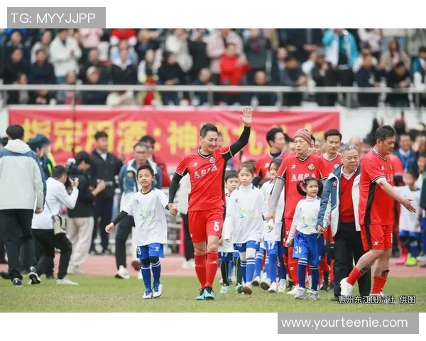 足球明星向球迷传递信心与希望共筑梦想之路 足球明星向球迷传递信心与希望共筑梦想之路