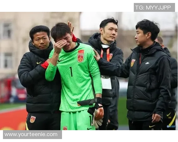 足球明星意外弯腰捡手机瞬间引发热议网友纷纷点赞称其亲民可爱 足球明星意外弯腰捡手机瞬间引发热议网友纷纷点赞称其亲民可爱