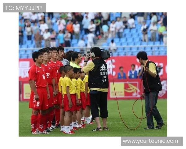 足球明星挑战排球运动展现惊人技巧与团队默契精彩瞬间回顾 足球明星挑战排球运动展现惊人技巧与团队默契精彩瞬间回顾