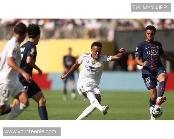 足球明星眼神中的恐惧与决心揭示了他们在赛场上的无畏精神与竞争本能 足球明星眼神中的恐惧与决心揭示了他们在赛场上的无畏精神与竞争本能